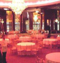 ダンスホールは金曜日と土曜日のみの不定期営業