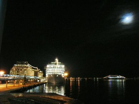 マヨルカの夜の桟橋にはクルーズ船がいっぱい