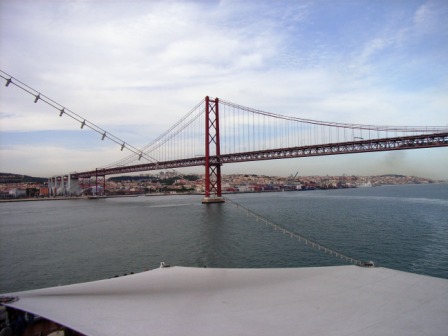 リスボンテージョ川の吊り橋をくぐる船