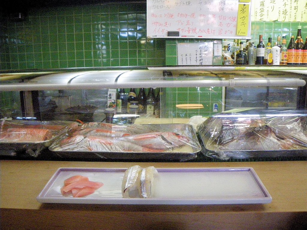亀寿司のカウンターとサヨリ