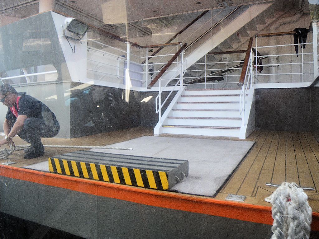 船最後尾アップ