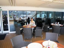 デッキでワイン