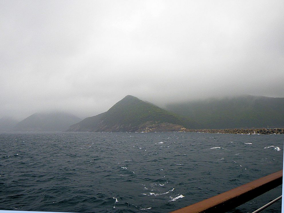 雨に煙る対馬