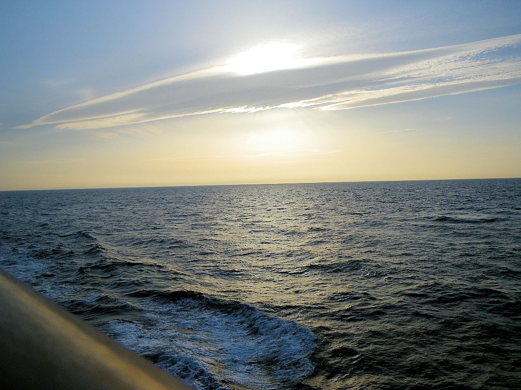 波と夕日　水平線まっすぐにしようね