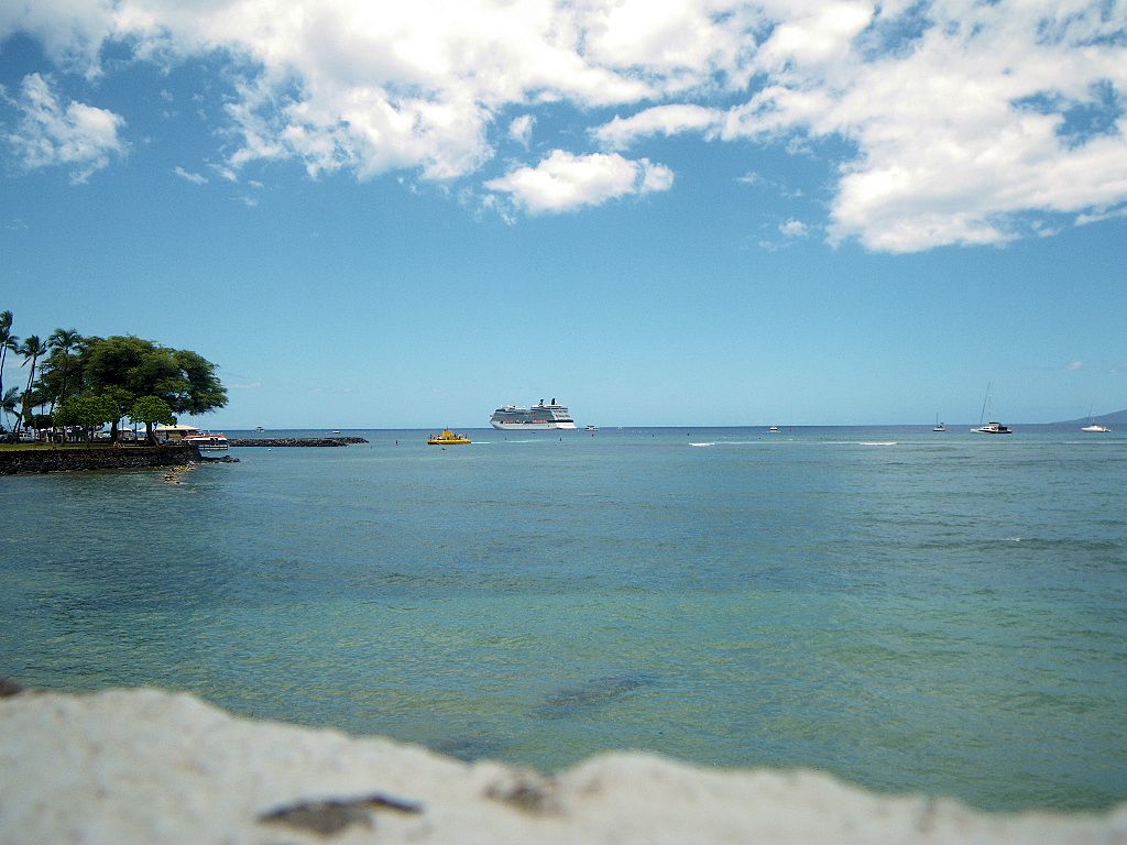 ラハイナの沖合に浮かぶソルスティス