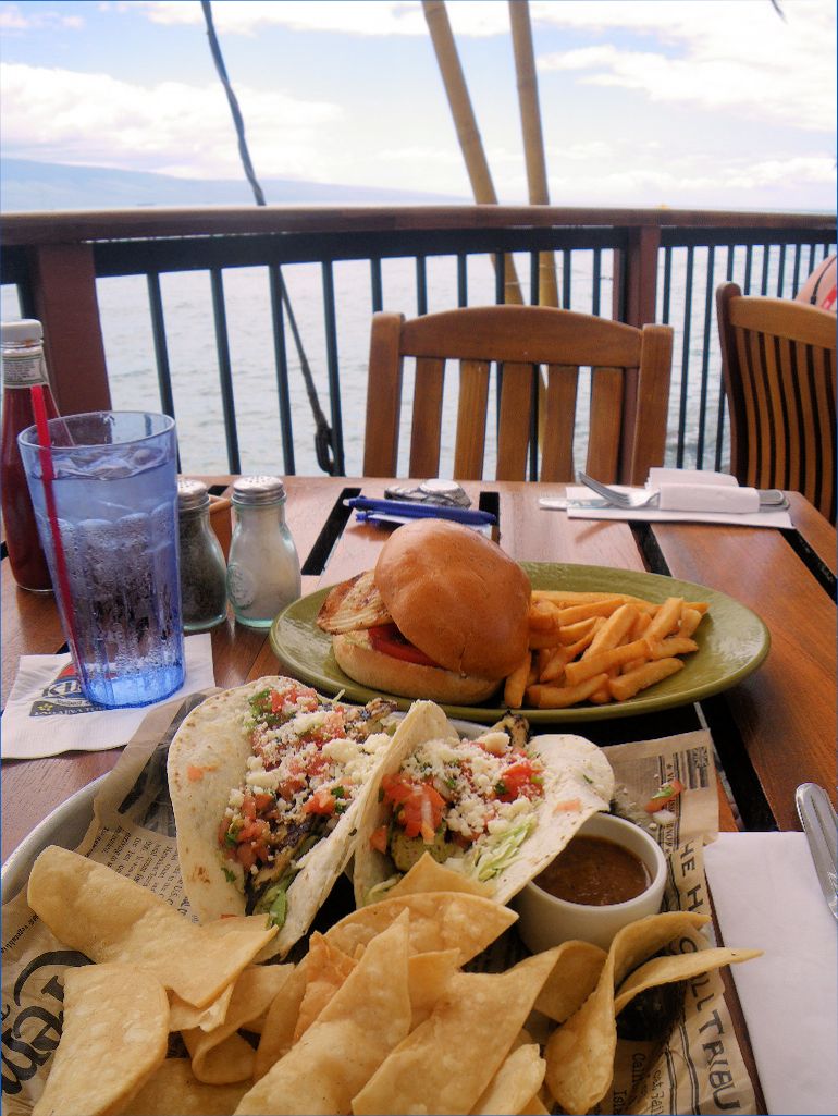 テーブルのすぐ向こうは海