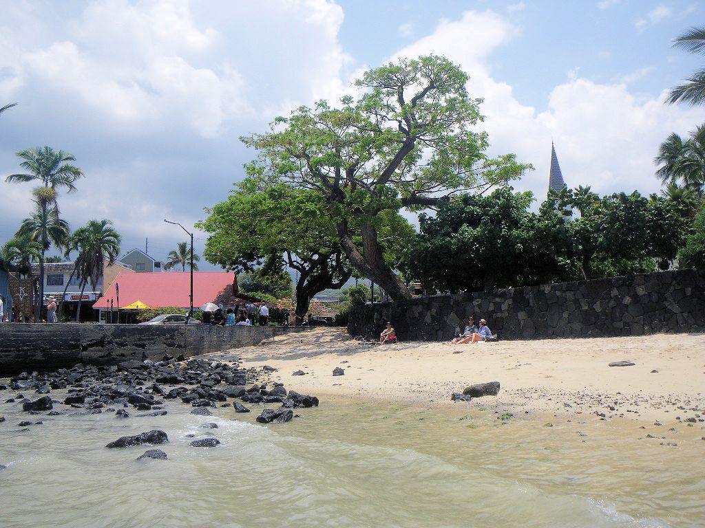 ちょっとした砂場を見つけて膝まで浸かって留飲を下げる