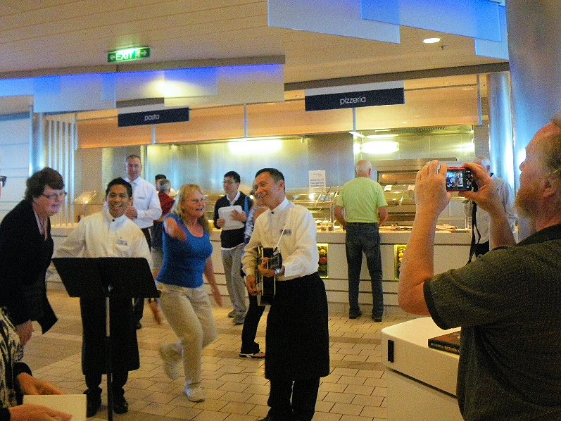 ビュッフェにクルーバンド出現　朝からノリノリ