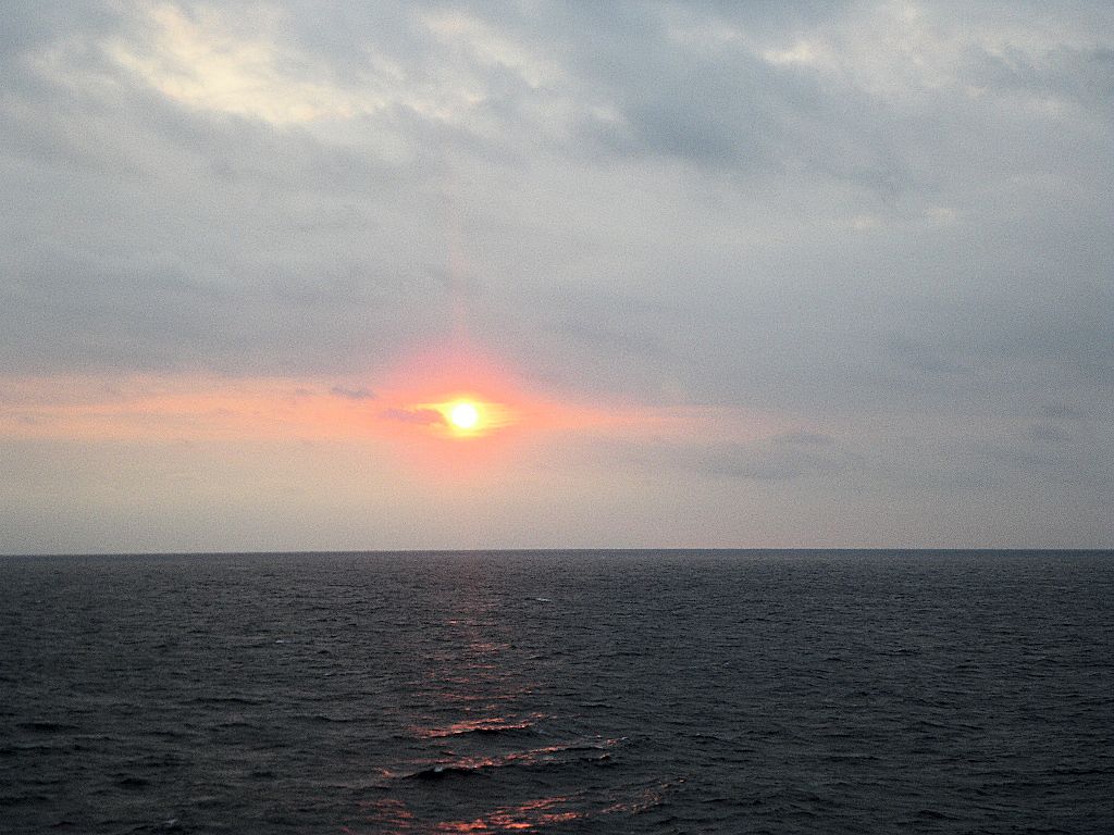 荒れた海越しにやっと見えた日の出