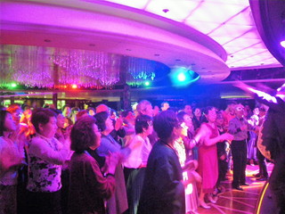 ぎっちり満員のダンスイベント