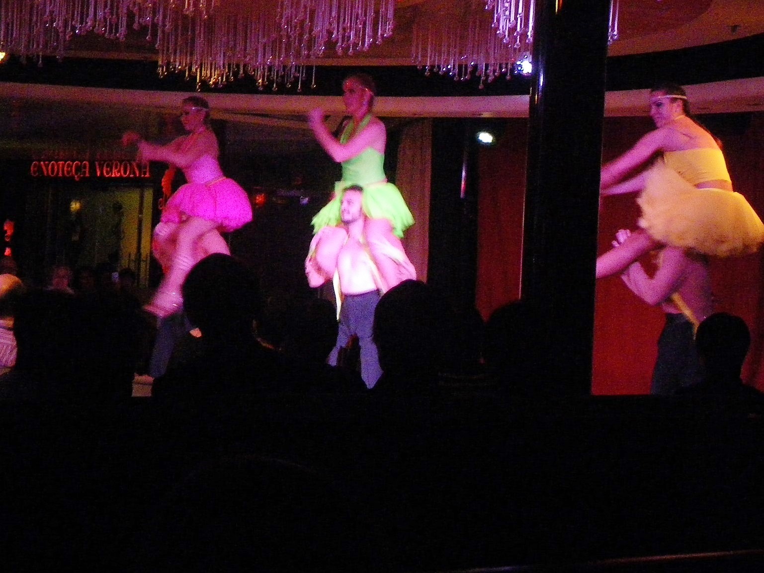 頭が天井にぶつかりそうなダンサーたち