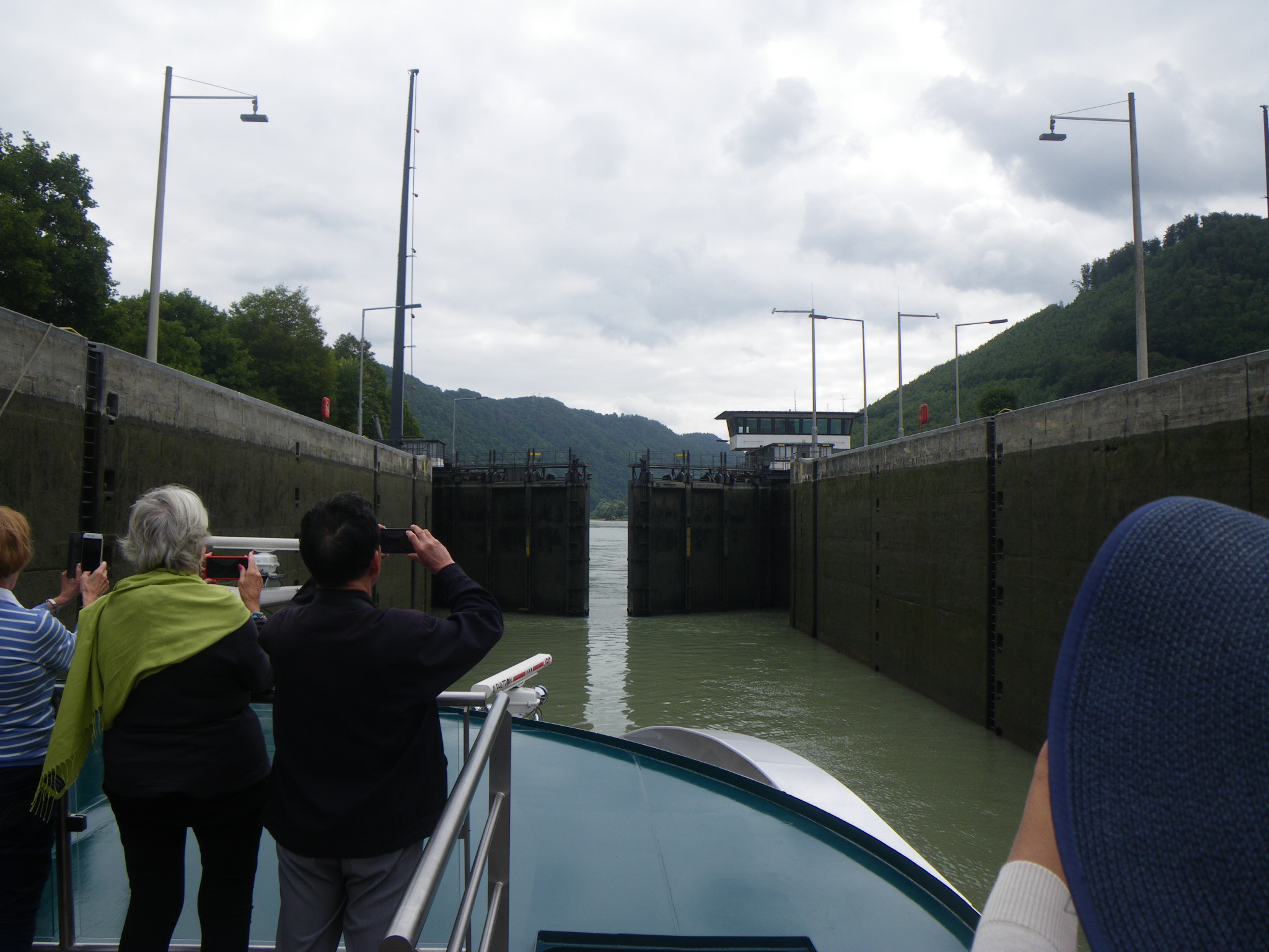 前方で開き始めた水門