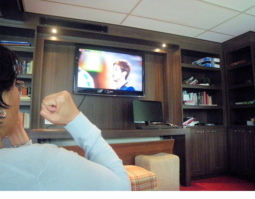 サッカー見ながらガッツポーズ