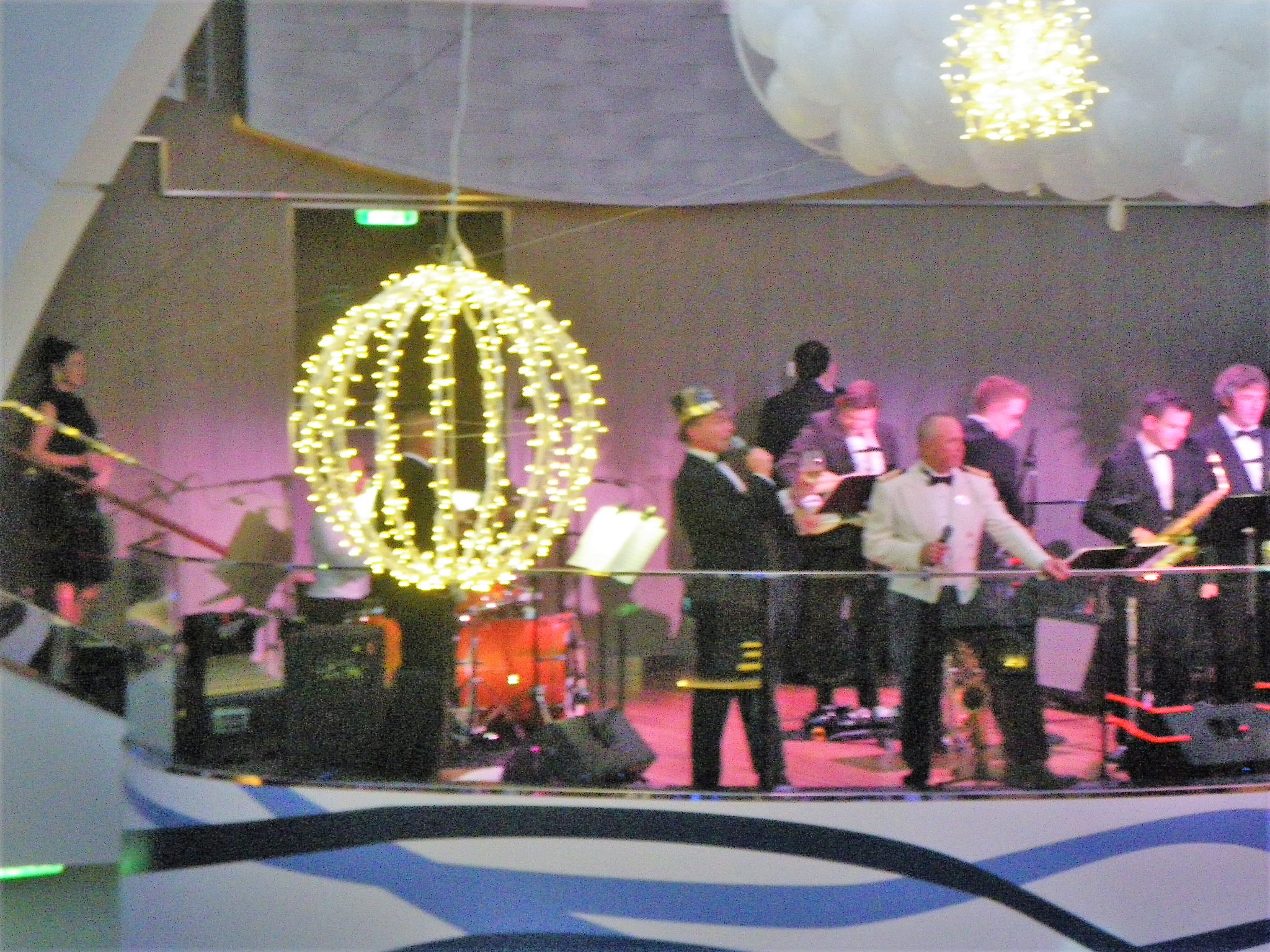 船長登場　左はクルーズディレクターエイブ