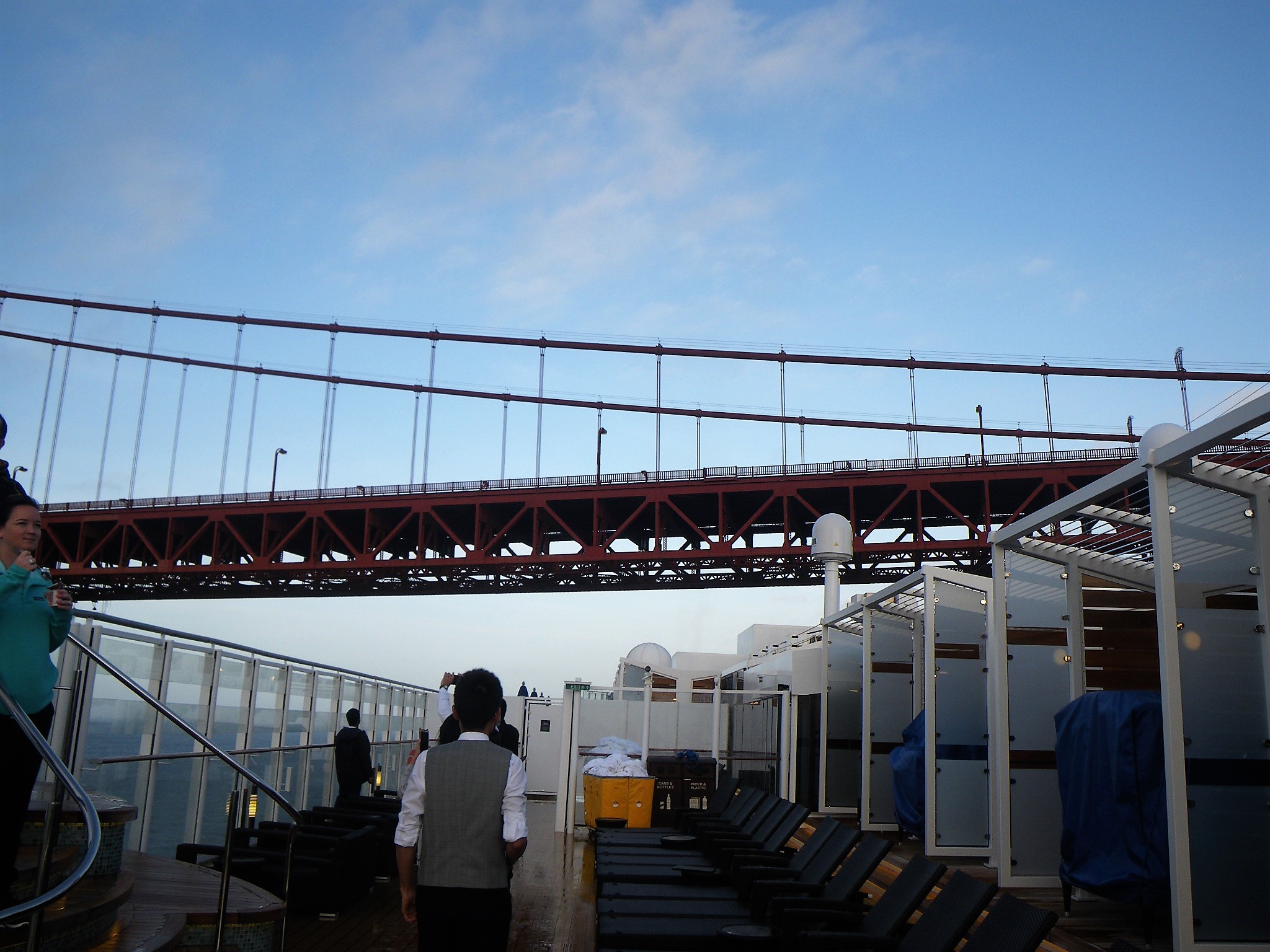 ヘブンテラスの上をゴールデンゲートブリッジが通過