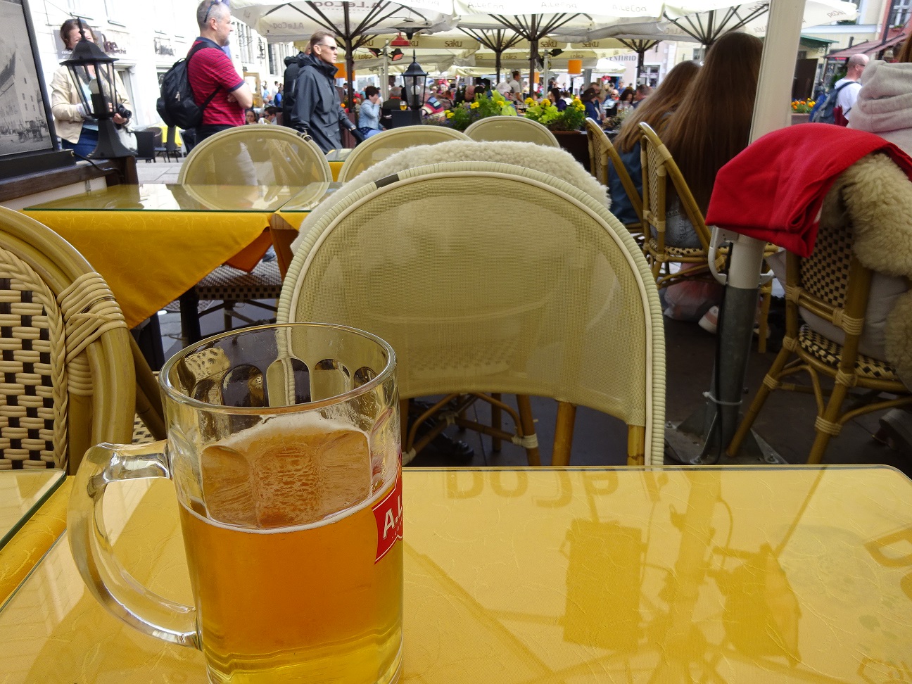 オープンエアのレストラン