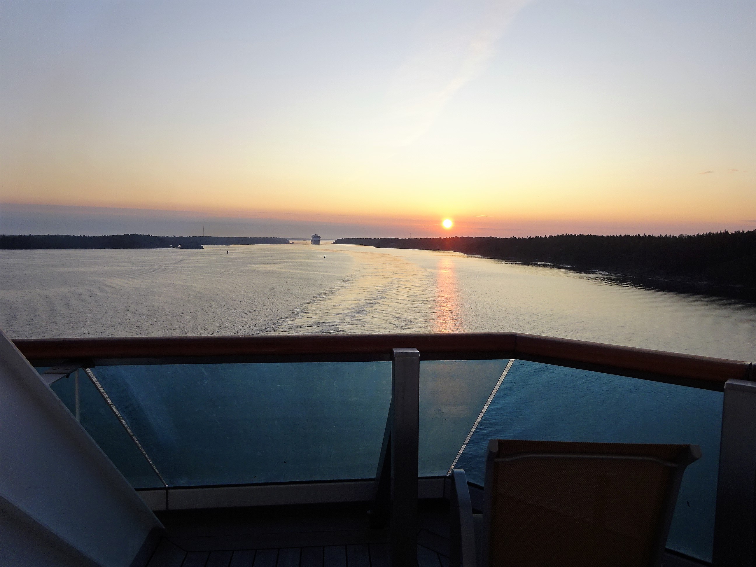 バルコニーから朝日