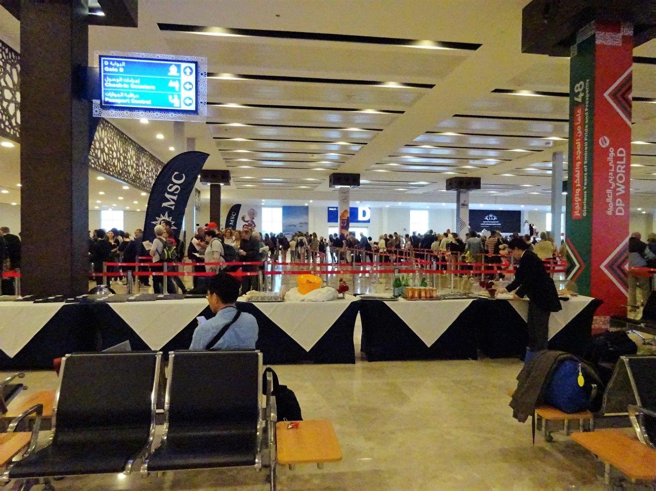 チェックインカウンター