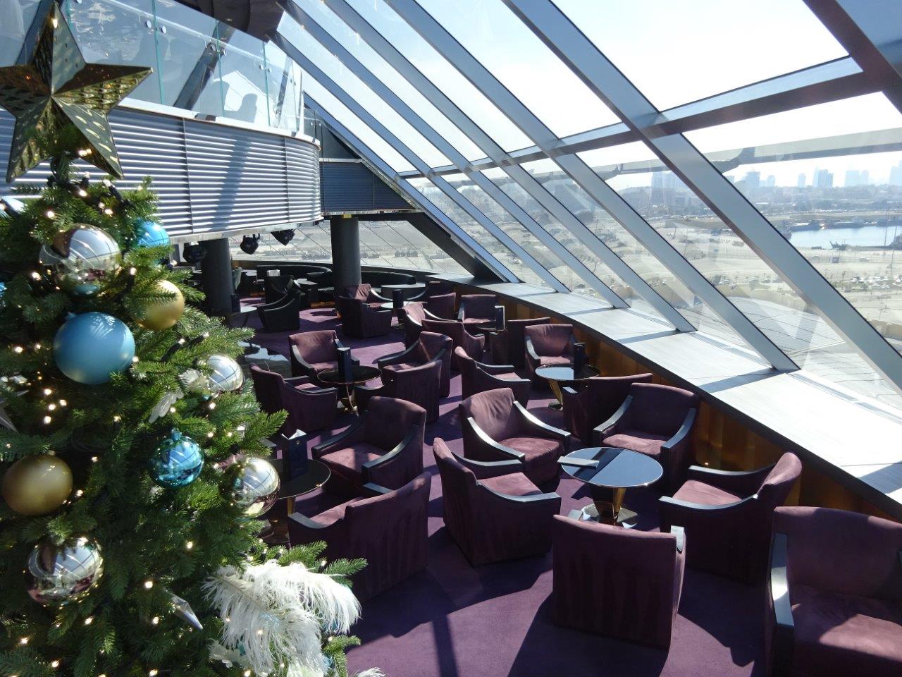 ヨットクラブロビーを見下ろす