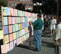 ���j�I���X�N�G�A�����ŁA�{�[�h�Ƀ��b�Z�[�W��\��l�X(2002�N9����11��)